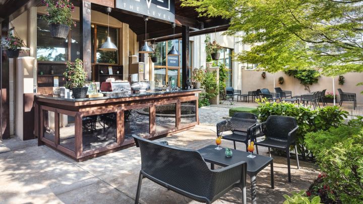 "The Level" Garden bar & pool