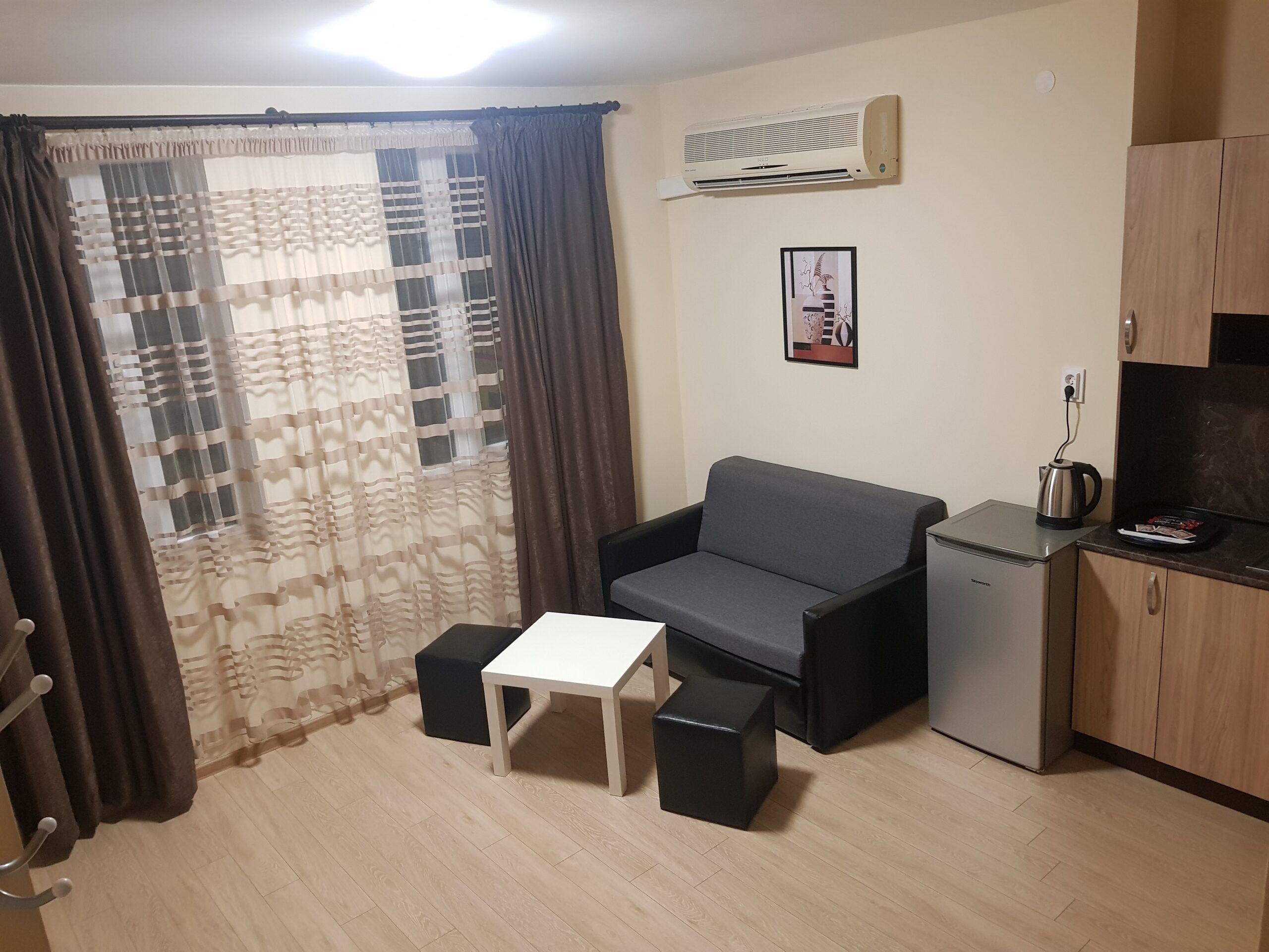 TWAIN APART&ROOMS 4