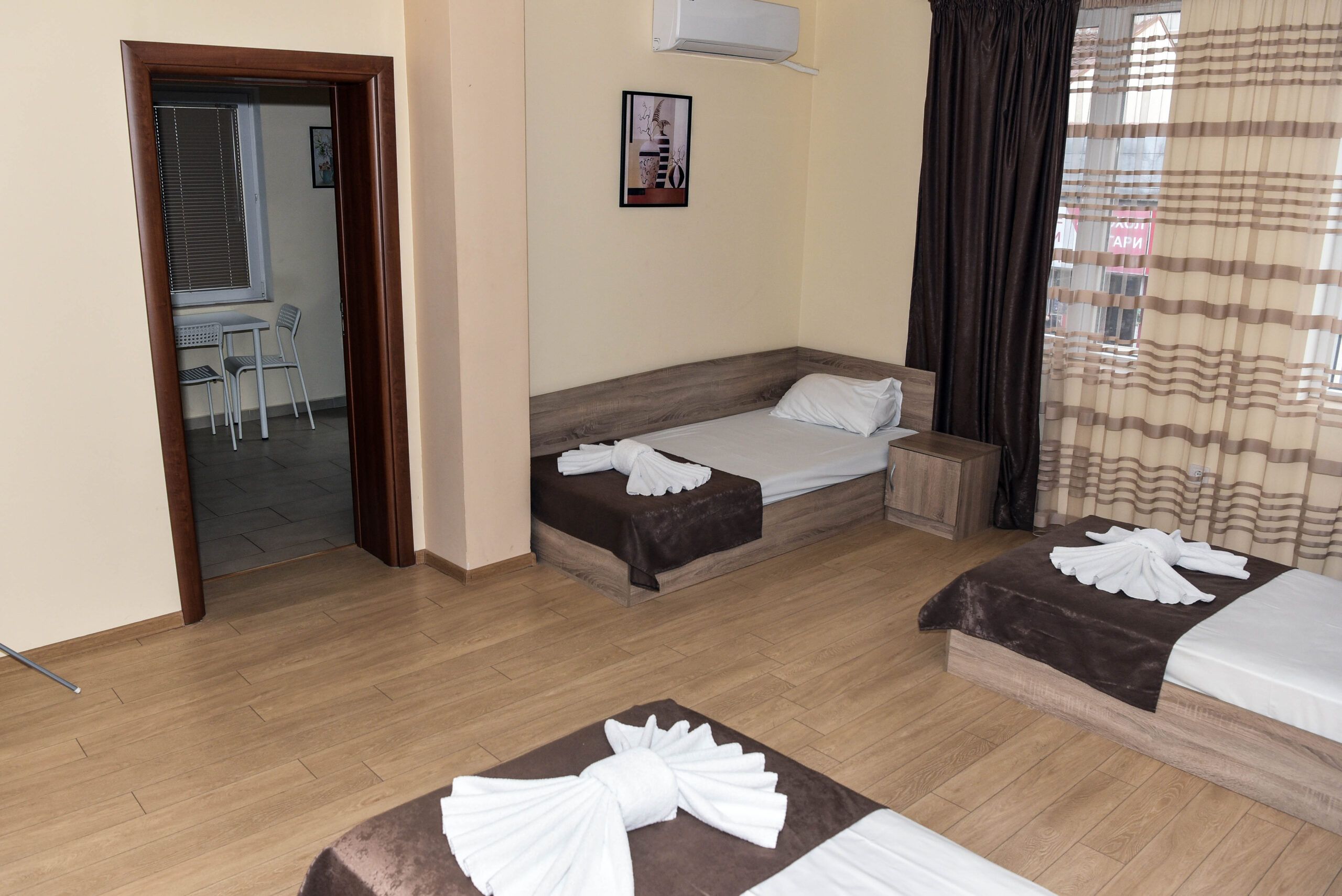 TWAIN APART&ROOMS 2