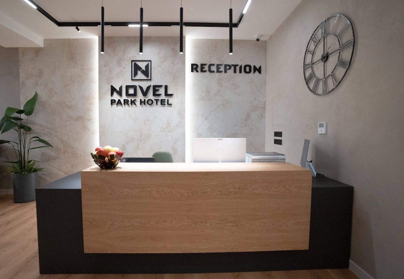 Park Hotel Novel 1